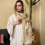 شال طلايي تافته با اكسسوري دو اسب