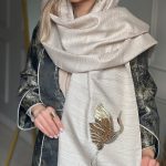 شال تافته بژ با اکسسوری دٌرنا