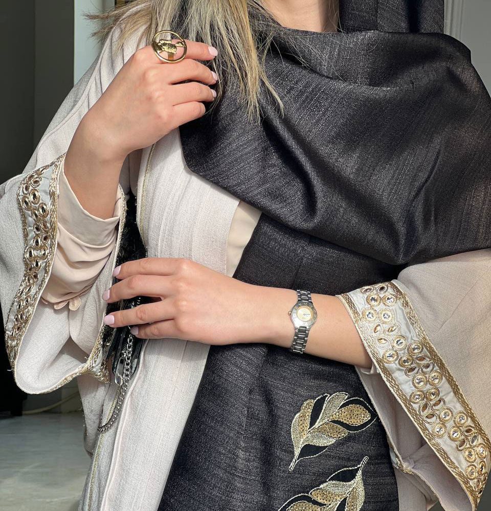 شال تافته مشکی با اکسسوری برگ