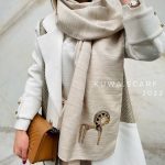 شال تافته بژ با اکسسوری اسب چوبی