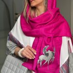 شال تافته سرخابی با اکسسوری دو اسب