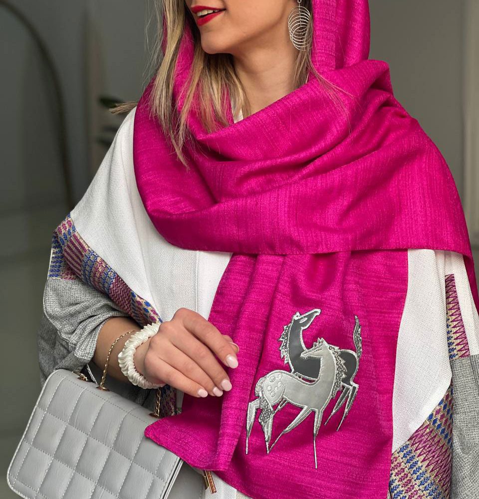 شال تافته سرخابی با اکسسوری دو اسب