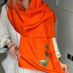 شال تافته نارنجی با اکسسوری گنجشک