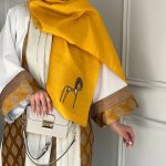 شال تافته خردلی با اکسسوری اسب چوبی