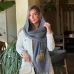 شال پاییزه-زمستانه طوسی با اکسسوری دو اسب
