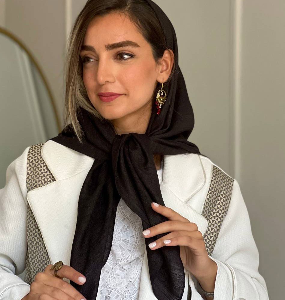 روسری تافته مشکی با اکسسوری دو اسب