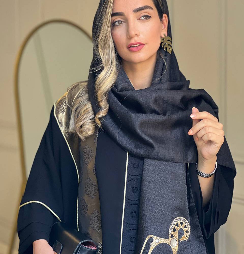 شال تافته مشکی با اکسسوری اسب چوبی