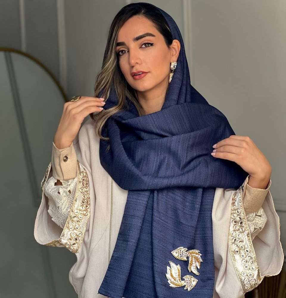 شال تافته سرمه اي با اكسسوري ماهي