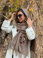 شال بریتان موشی با اکسسوری دو برگ