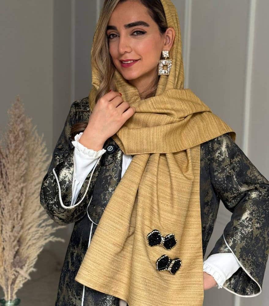 شال تافته طلایی با اکسسوری پاپیون