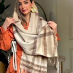 شال طرحدار پاییزه-زمستانه چهارخانه کرم