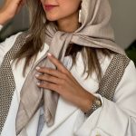 روسری تافته بژ با اکسسوری اسب چوبی