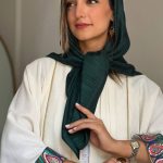 روسری تافته سبز با اکسسوری آینه