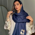 شال تافته سرمه اي با اكسسوري ماهي