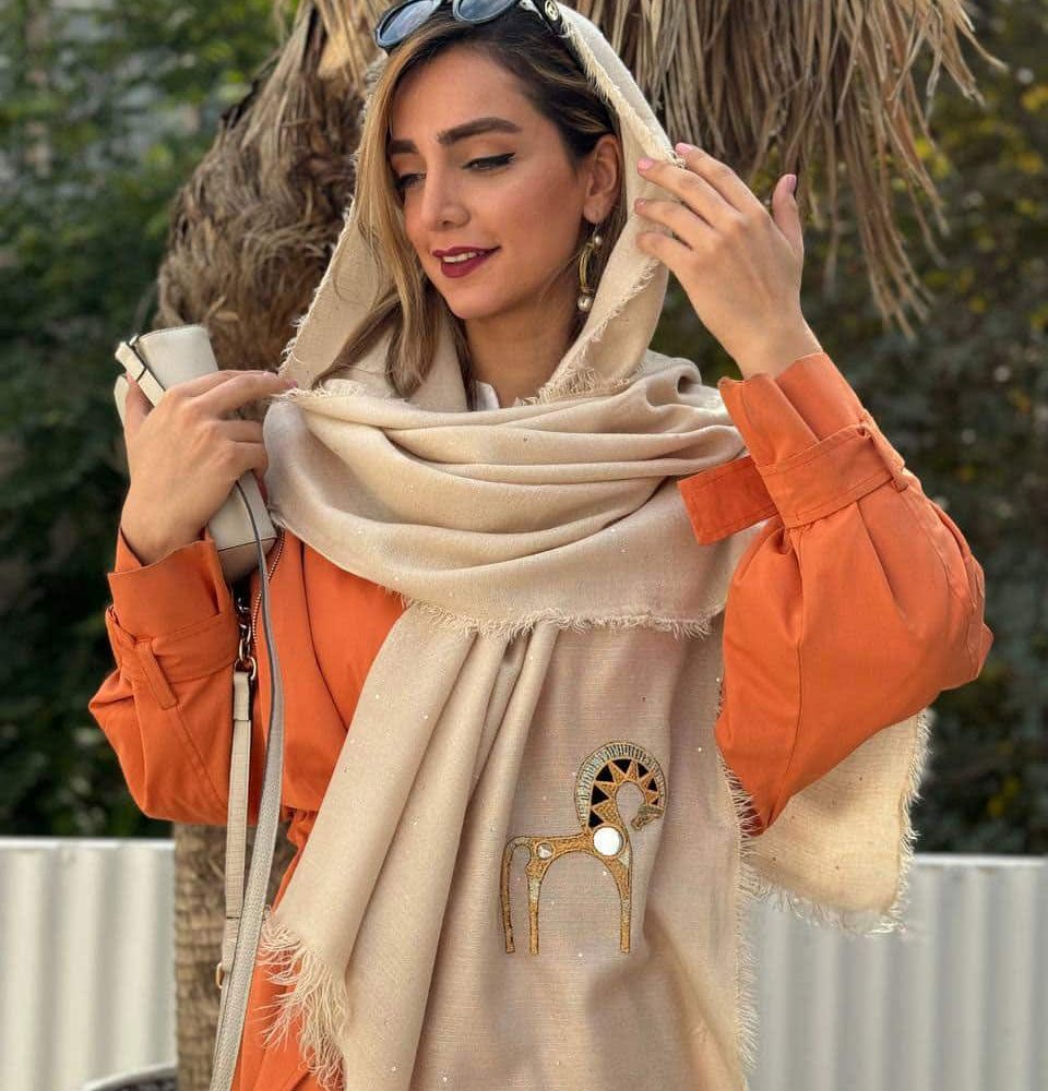 شال (پاییزه-زمستانی) پرشنگ کرم با اکسسوری اسب چوبی