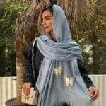 شال آبی آسمانی پاییزه با اکسسوری پروانه